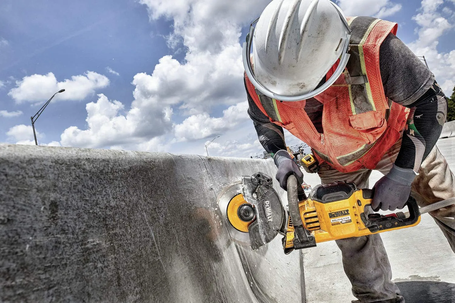 Dewalt FLEXVOLT 60V MAX* Cordless Brushless Cut-Off 9 in Saw Kit [DCS690X2]