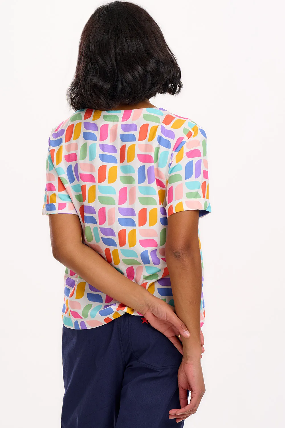 Hatty Shirt - Off-White. Curved Geometric
