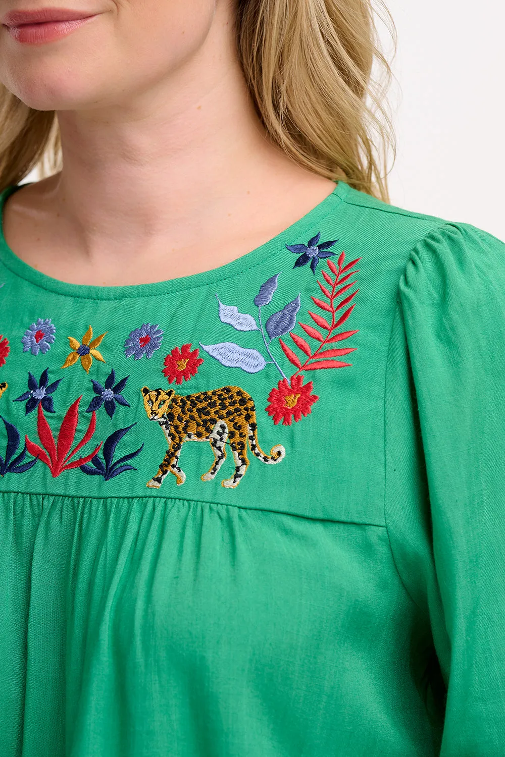 Hyma Top - Green. Leopard Floral