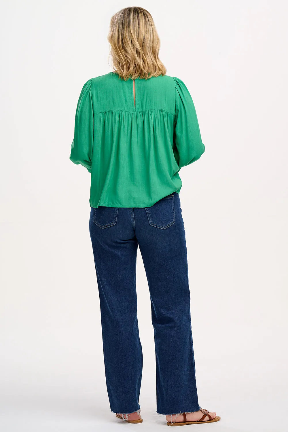 Hyma Top - Green. Leopard Floral