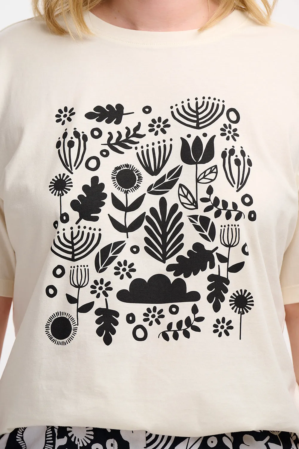 Kinsley Relaxed T-Shirt - Off-White/Black. Folk Floral