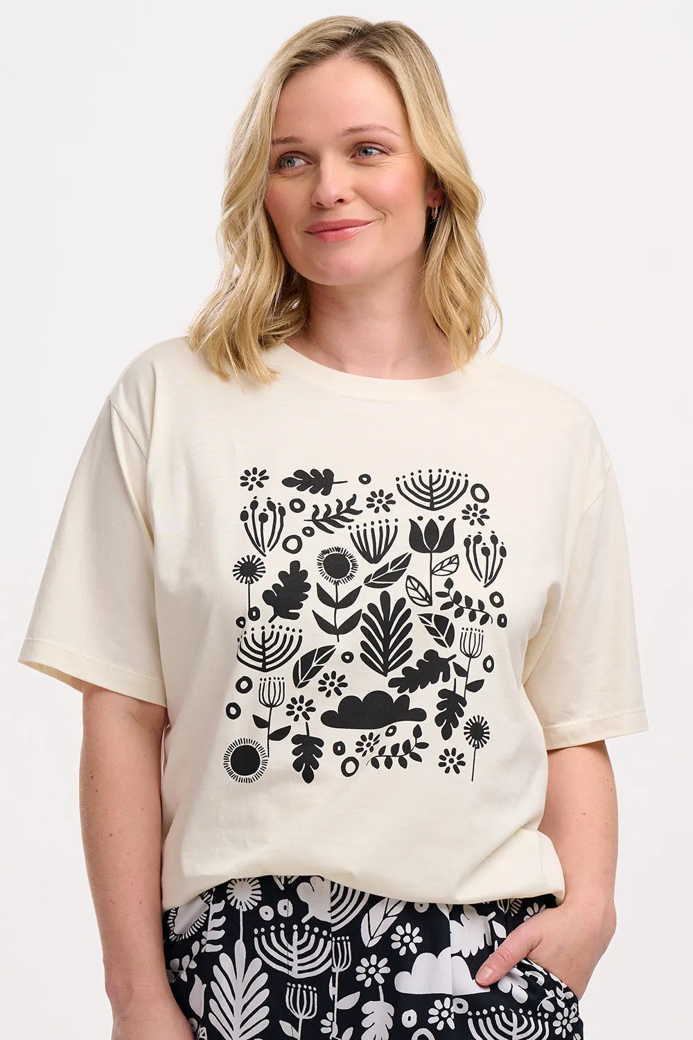 Kinsley Relaxed T-Shirt - Off-White/Black. Folk Floral