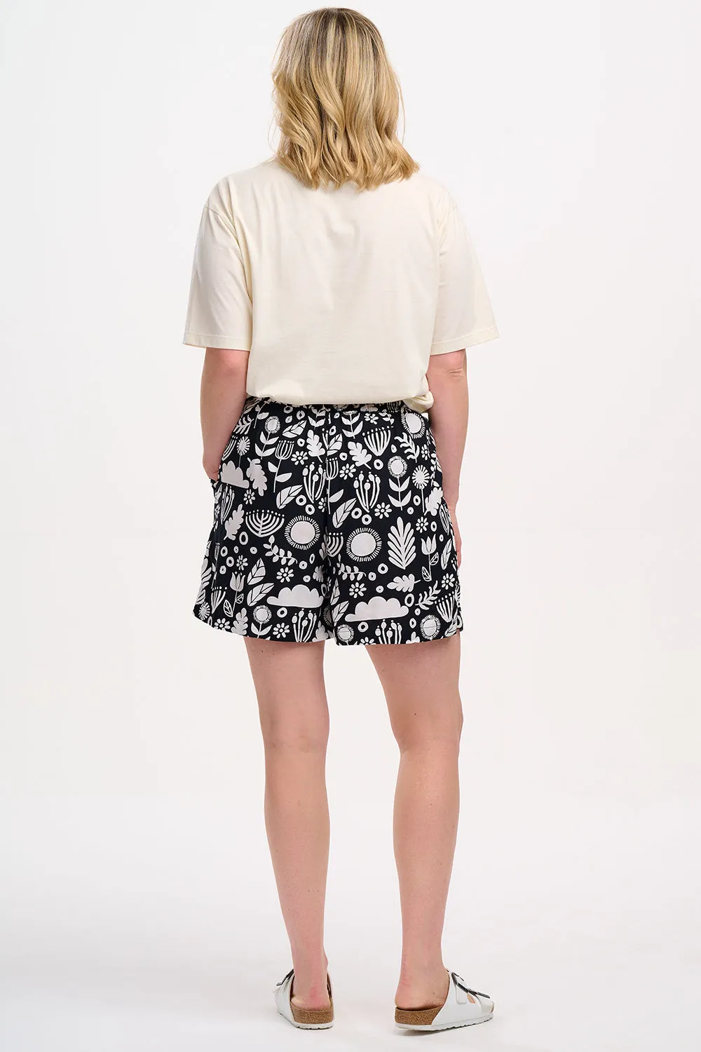 Kinsley Relaxed T-Shirt - Off-White/Black. Folk Floral