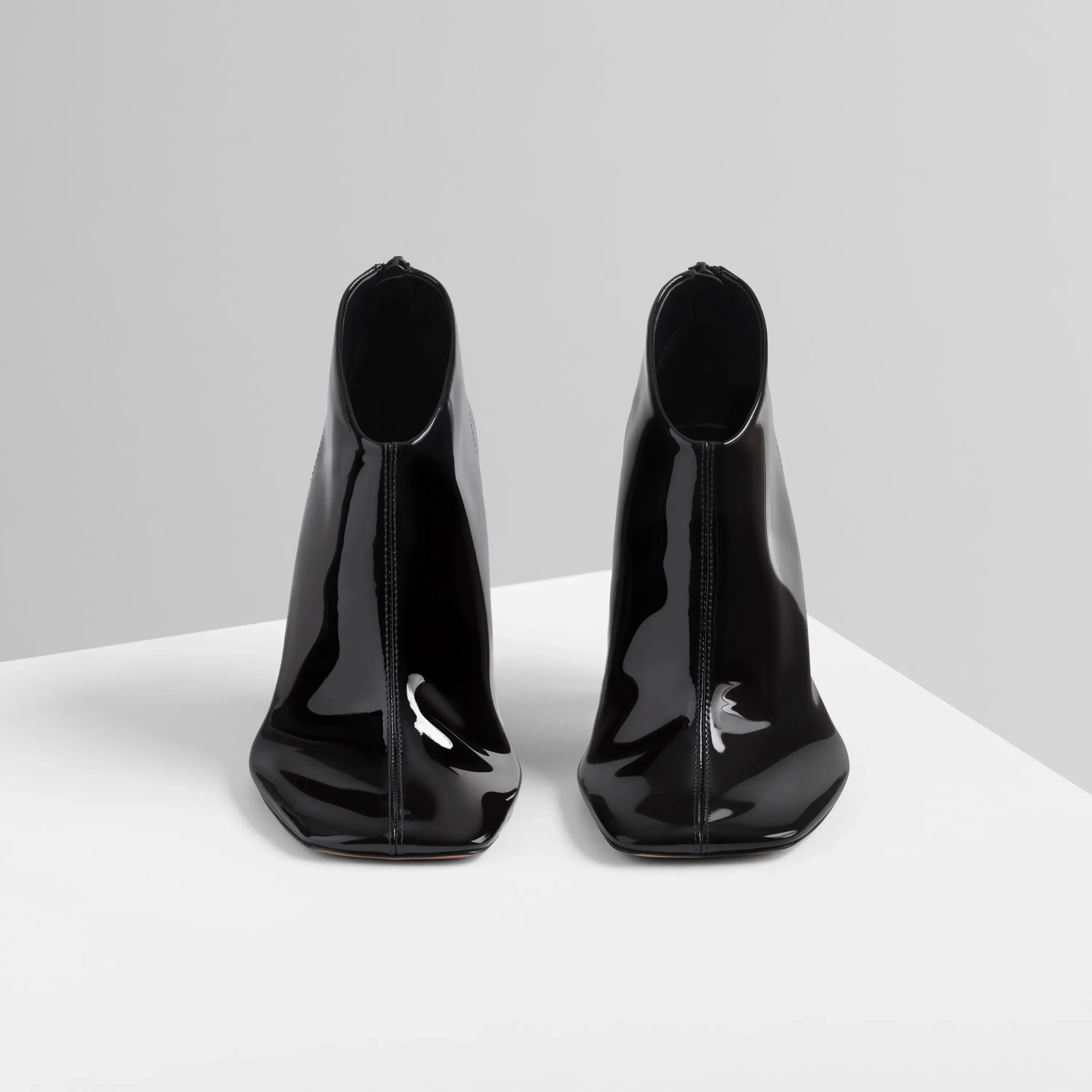 SOFT ANKLE BOOT 90 | glossy black patent leather